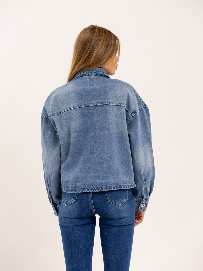 Veste courte en jean bleu avec fermeture boutons