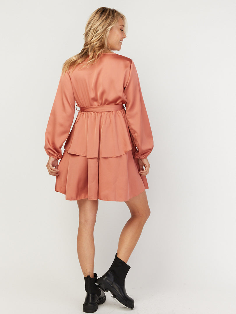 Robe satinée avec ceinture