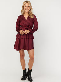 Robe satinée avec ceinture