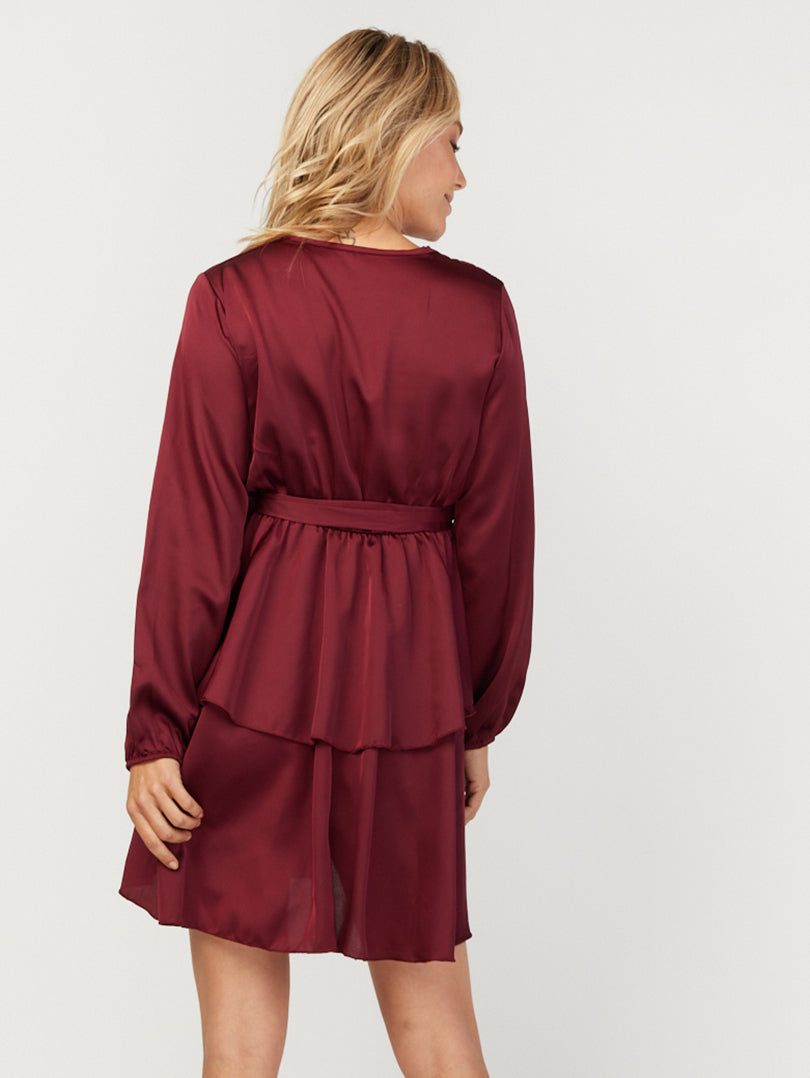 Robe satinée avec ceinture