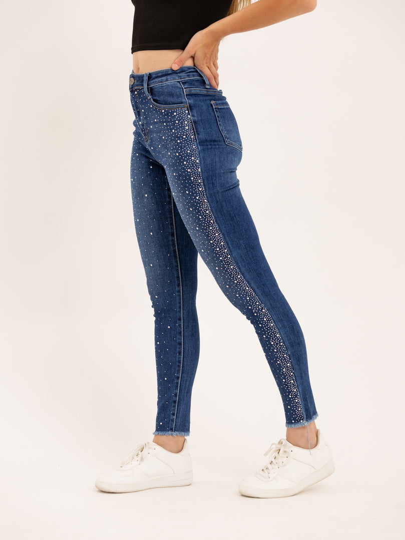 Jean skinny orné de cristaux ourlet effiloché