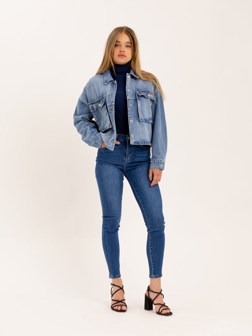 Veste courte en jean bleu avec fermeture boutons