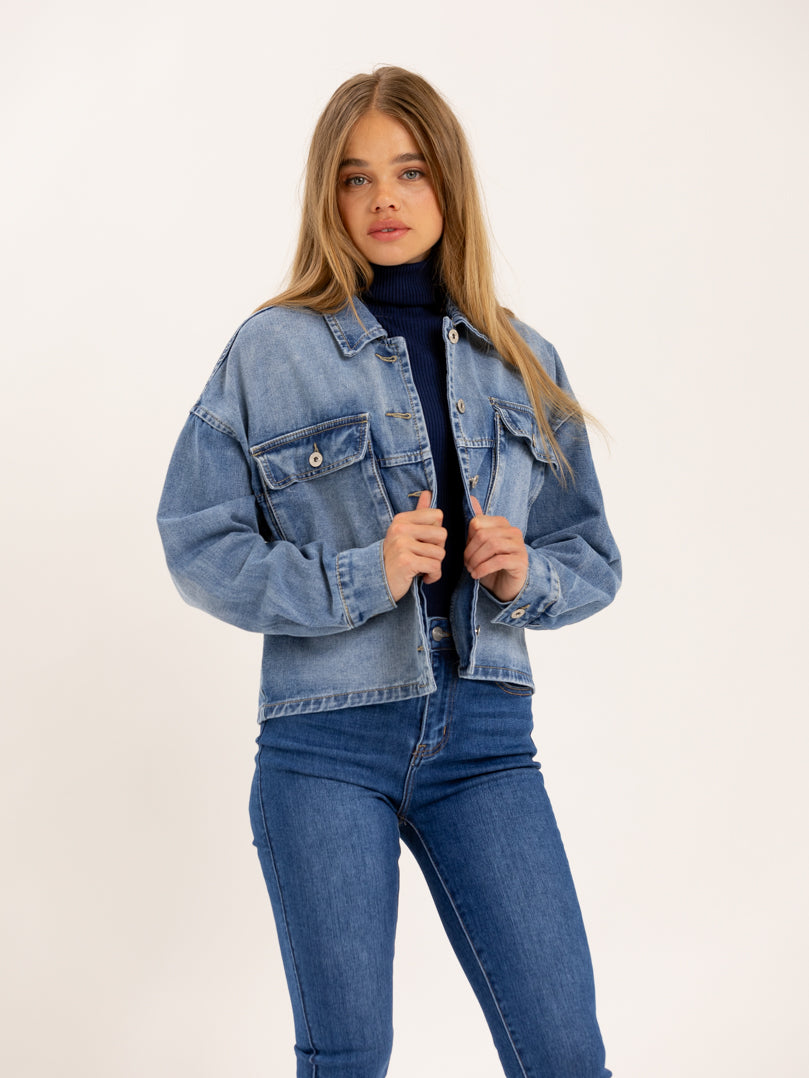 Veste courte en jean bleu avec fermeture boutons