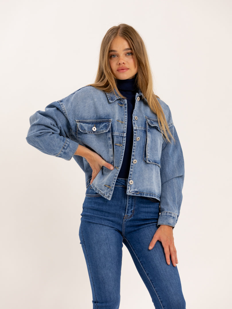 Veste courte en jean bleu avec fermeture boutons