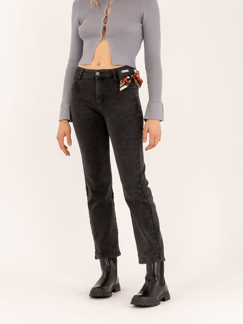 Jean gris foncé droit classique détail foulard