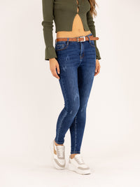 Jean skinny avec ceinture fine en simili