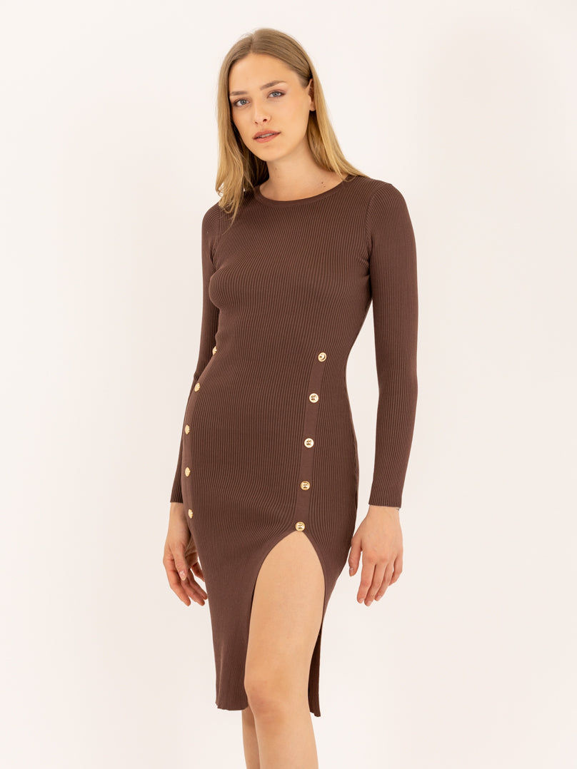 Robe en maille avec boutons dorés