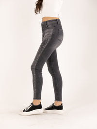 Jean skinny gris orné de cristaux ourlet effiloché