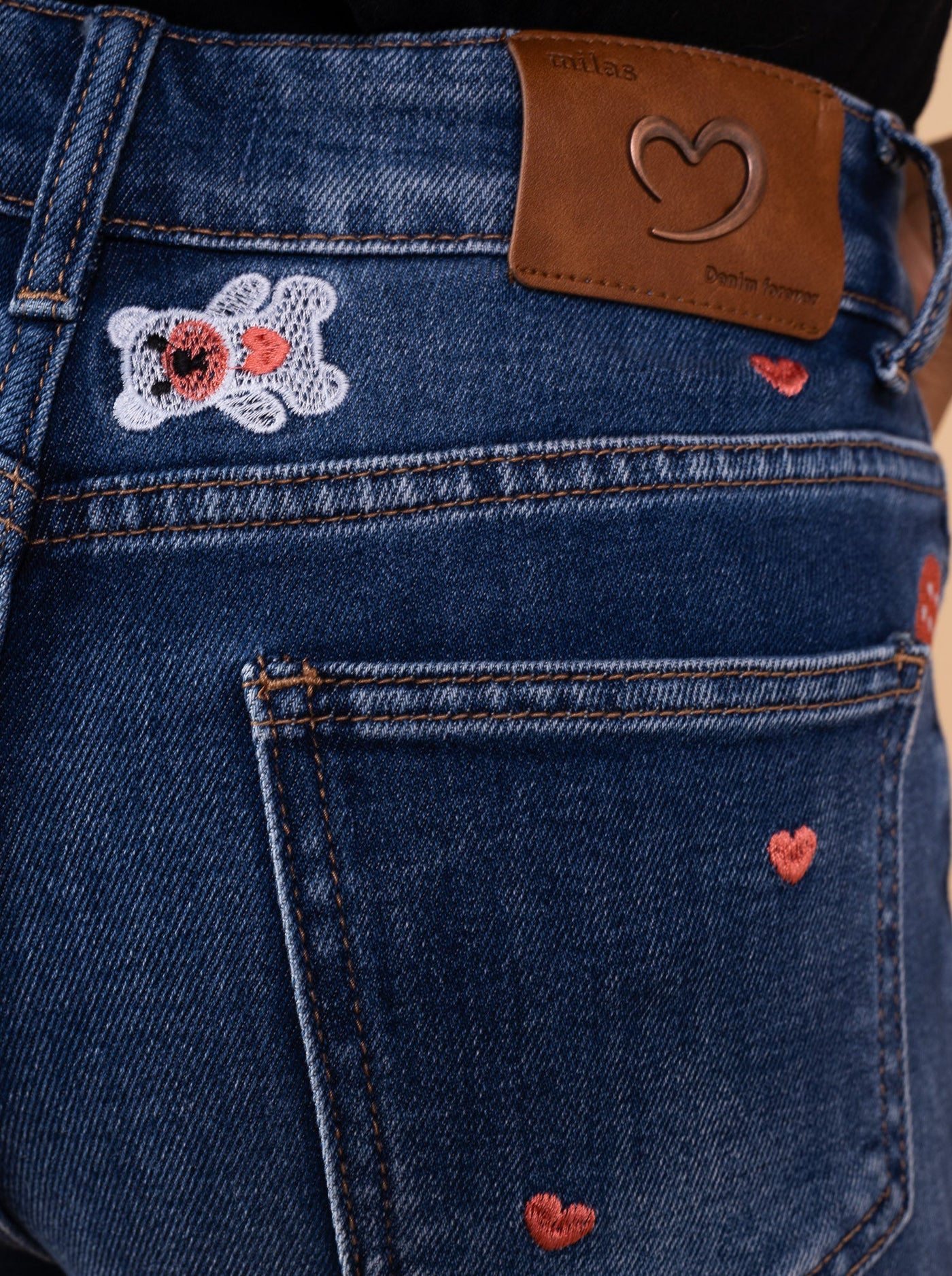 Jean Large Brodé – Le Denim Chic aux Finitions Artisanales - NAUMY