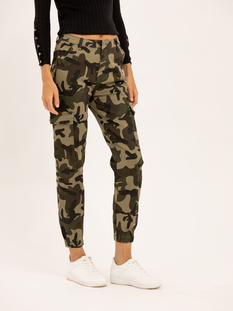 Pantalon cargo à camouflage militaire chevilles resserées